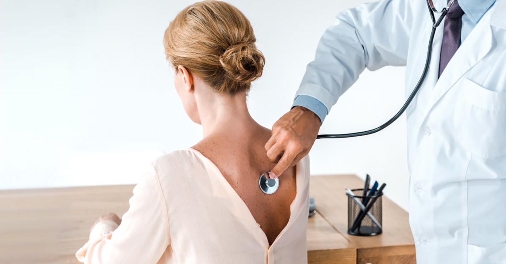 Profesional de salud auscultando a una paciente